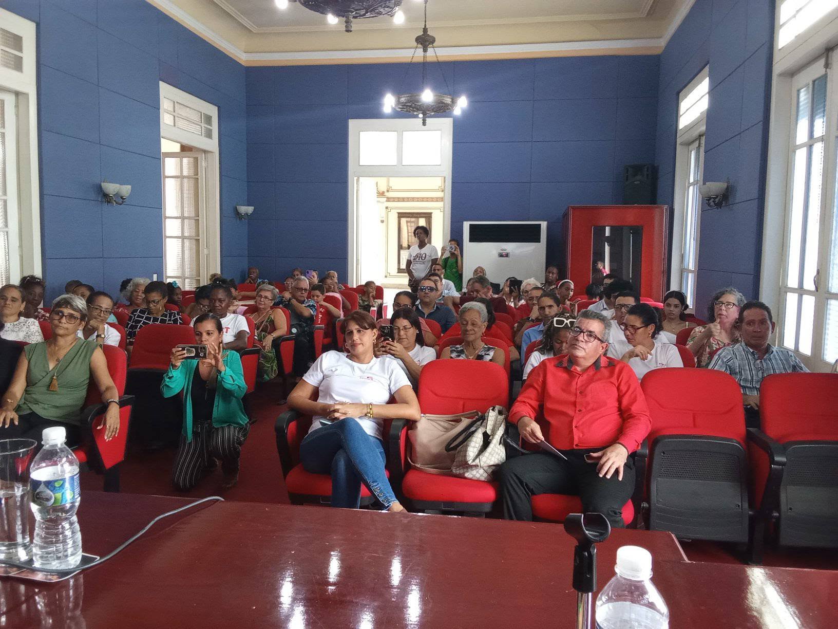 Foto de presentación del libro 2