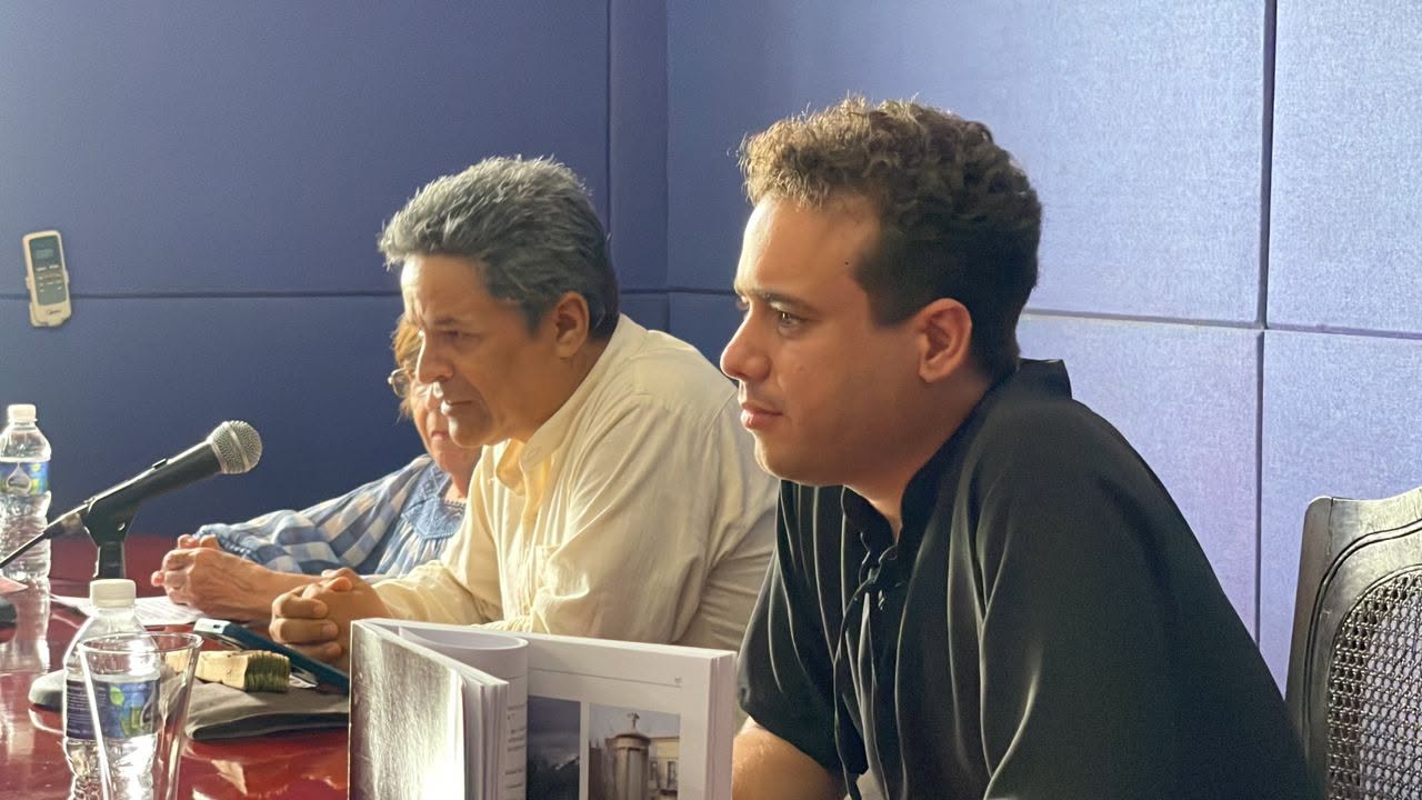 Foto de presentación del libro 6