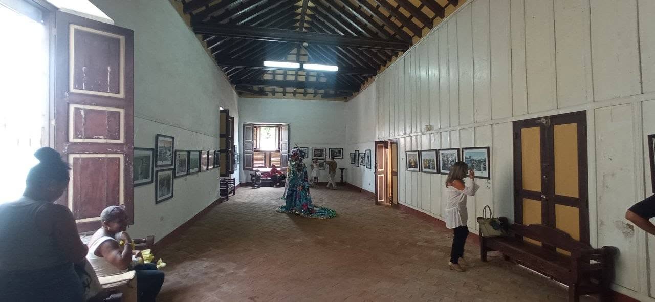 Público recorriendo la exposición La Callada Grandeza